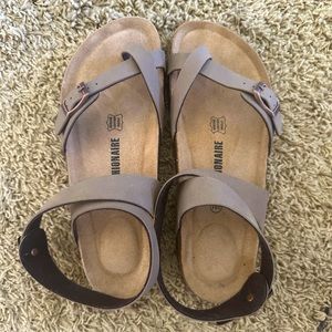 NWOT Cushionaire Sandals Casual Ankle Strappy Neutral Leather Toe Loop